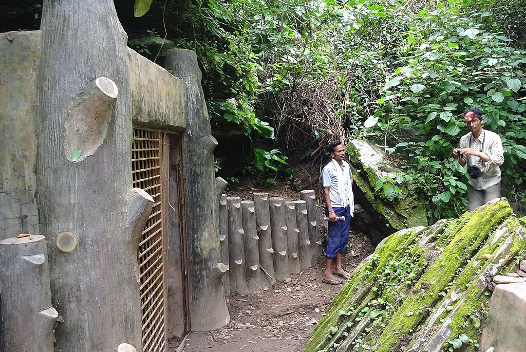 छत्तीसगढ़ में कांगेर घाटी (Kanger Valley) राष्ट्रीय उद्यान के समृद्ध जंगल की खोज Entrance Gate of Kotumsar Cave