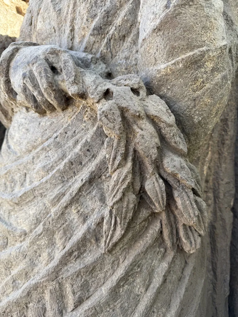 Archaeologists Uncover Rare life-sized statues of toga-clad couple Carved Into the Wall of a Tomb in Ancient Pompeii Archaeologists Uncover Rare life-sized statues of toga-clad couple Carved Into the Wall of a Tomb in Ancient Pompeii