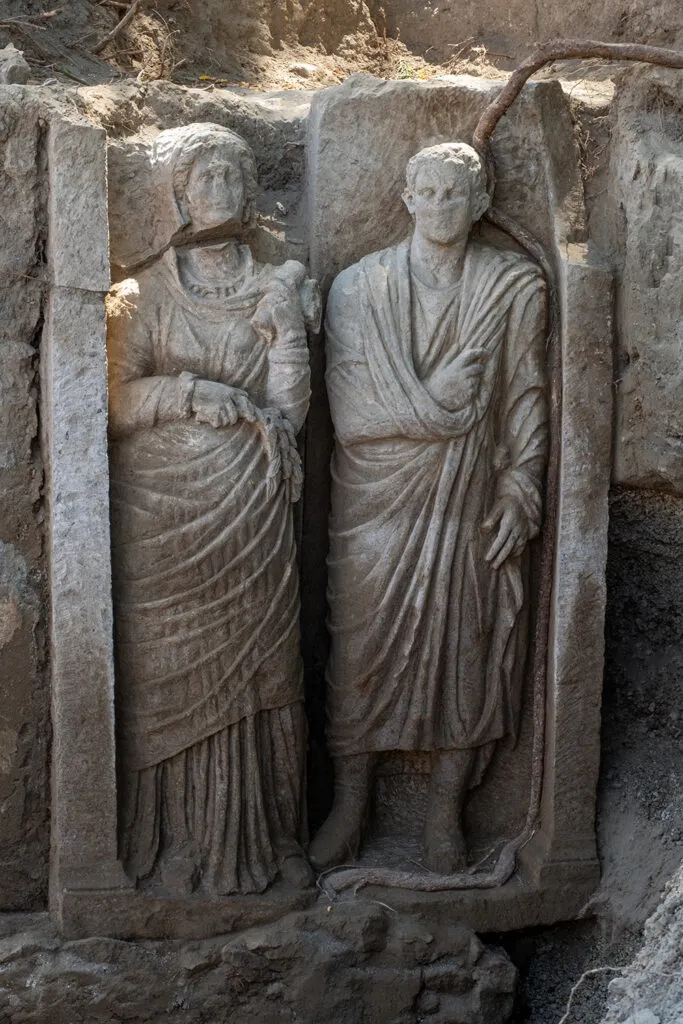 Archaeologists Uncover Rare life-sized statues of toga-clad couple Carved Into the Wall of a Tomb in Ancient Pompeii Archaeologists Uncover Rare life-sized statues of toga-clad couple Carved Into the Wall of a Tomb in Ancient Pompeii