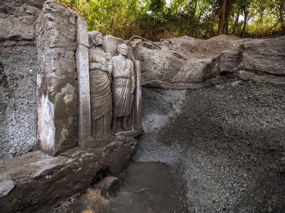 Archaeologists Uncover Rare life-sized statues of toga-clad couple Carved Into the Wall of a Tomb in Ancient Pompeii Archaeologists Uncover Rare life-sized statues of toga-clad couple Carved Into the Wall of a Tomb in Ancient Pompeii