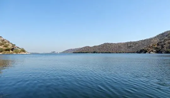 जयसमंद झील (Dhebar Lake) राजस्थान के उदयपुर जिले में स्थित, गोमती नदी पर बनी एशिया की सबसे बड़ी कृत्रिम झील है, जिसका निर्माण महाराणा जयसिंह ने 1687-1691 के बीच करवाया था और इसे "विजय का सागर" (Ocean of Victory) भी कहते हैं।