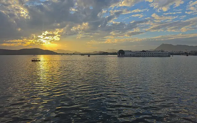 Maharana Pratap Airport Udaipur (UDR) – Flights, Hotels & Tips 2025 lake pichola