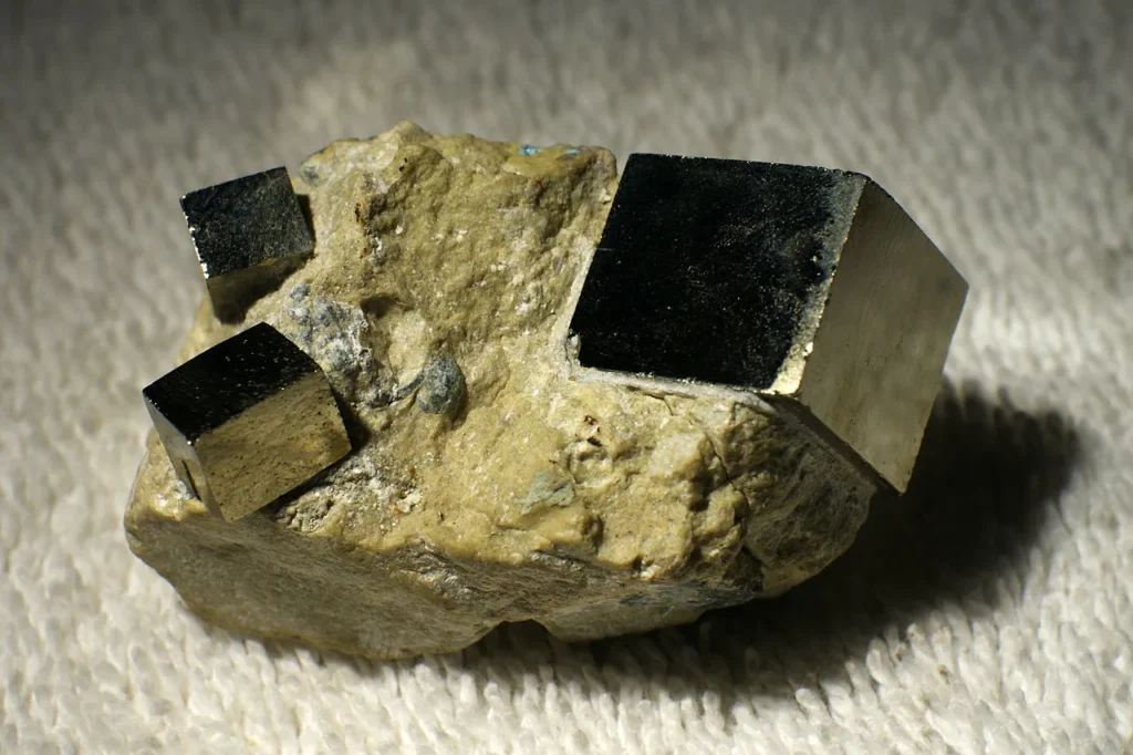 1 Introduction 1.31 Pyrite (a sulfide) cubes