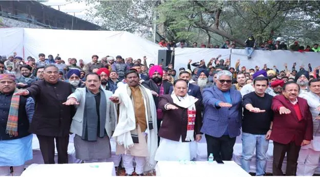 विकसित भारत संकल्प यात्रा 2023-24: उद्देश्य, आँकड़े और 2047 का विज़न | Detailed Guide नागरिक विकसित भारत का संकल्प लेते हुए