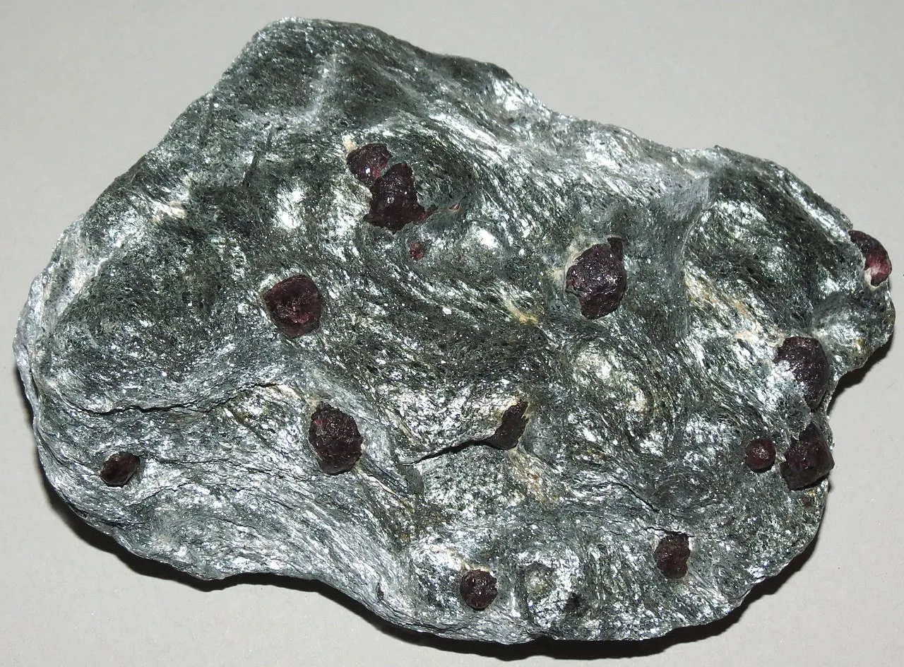 8 Metamorphic Minerals and Metamorphic Rocks A garnet-muscovite schist