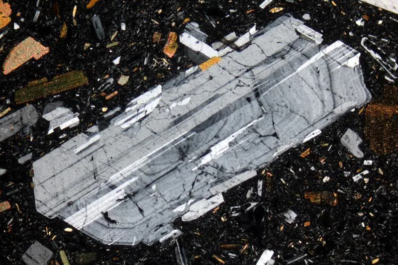 5 Optical Mineralogy A zoned and twinned plagioclase crystal in a rhyolite