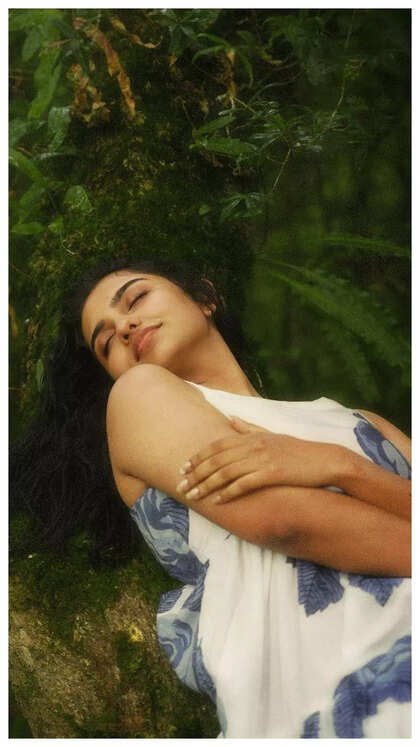 Mamitha Baiju: Spellbinding natural grace. A captivating spectacle. Sep 30, 2025.