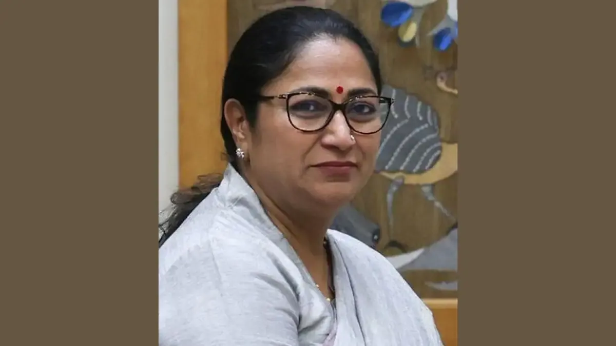 Delhi's New Mission to Create More IAS Officers Delhi Chief Minister Rekha Gupta felicitating a successful UPSC 2026 candidate at the 'Delhi ke Gaurav' ceremony for civil services achievers.