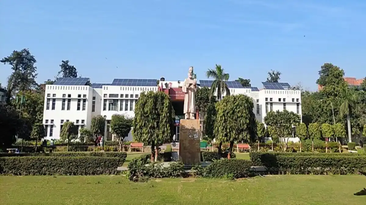 Last Call! JMI Extends 2026 Admission Deadline - Act Now! Jamia Millia Islamia campus showcasing students and academic buildings.