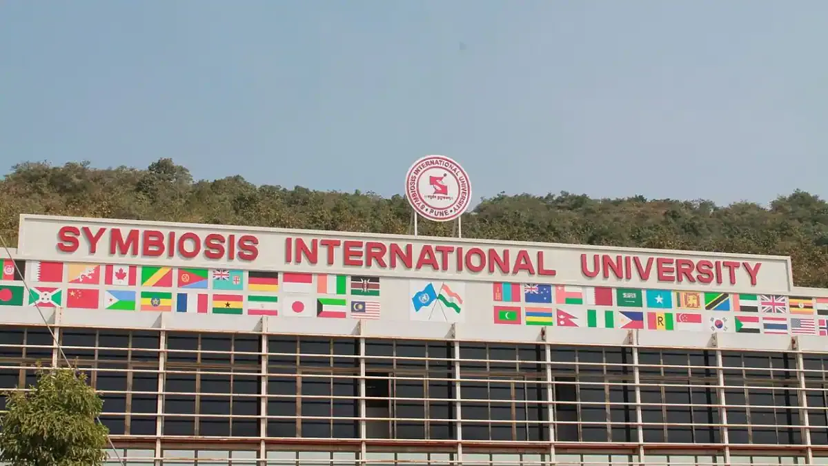 A focused student marking an answer on a computer screen during the SET SITEEE 2026 computer-based entrance exam.