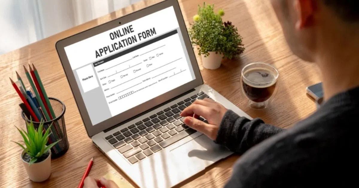 Student filling out an online application for law school.